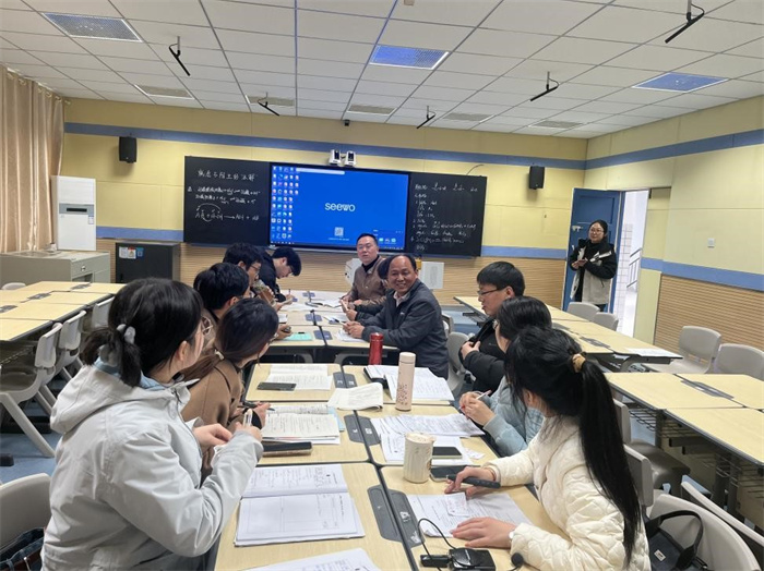 集體評課環(huán)節(jié).jpg 集體評課環(huán)節(jié).jpg