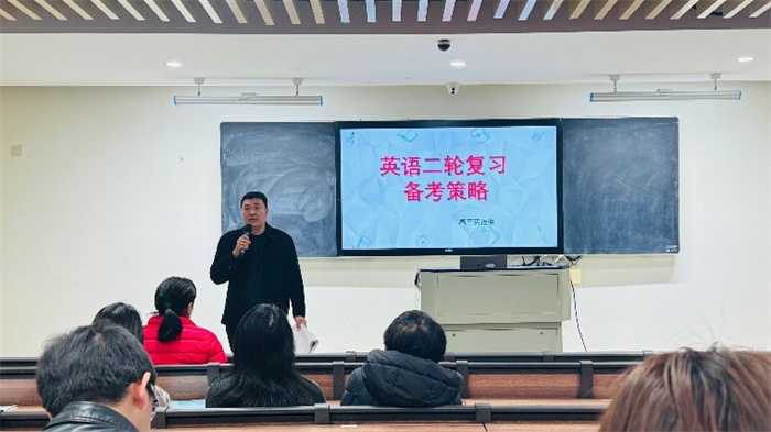 合肥七中英語學(xué)科主任白云濤評課.jpg 合肥七中英語學(xué)科主任白云濤評課.jpg