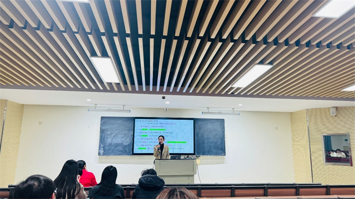 合肥四中高三英語學(xué)科主任胡曉娟開展二輪復(fù)習(xí)微講座.jpg 合肥四中高三英語學(xué)科主任胡曉娟開展二輪復(fù)習(xí)微講座.jpg