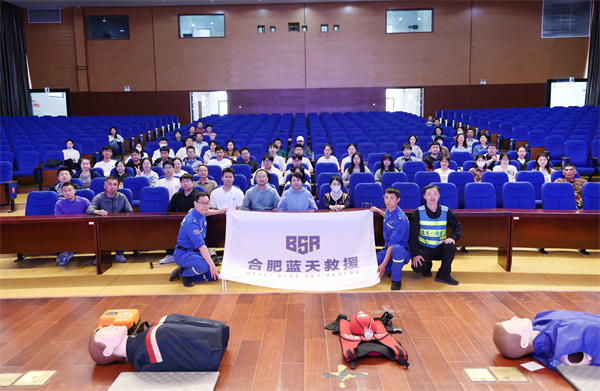 合肥七中聯(lián)合藍(lán)天救援隊(duì)開展應(yīng)急救護(hù)培訓(xùn)(圖1)