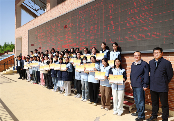 合肥七中高二年級舉辦“英語書法繪春天”比賽(圖4) 合肥七中高二年級舉辦“英語書法繪春天”比賽(圖4)