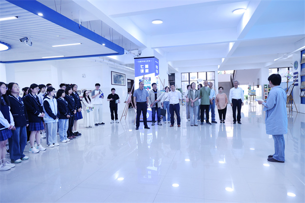 “等待花開——楊和平、于澎版畫作品巡展”在合肥七中盛大開幕(圖2)