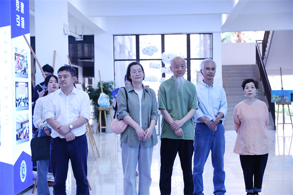 “等待花開——楊和平、于澎版畫作品巡展”在合肥七中盛大開幕(圖3)