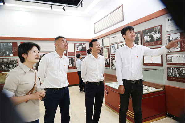 合肥七中行政黨支部開展主題黨日活動(圖3) 合肥七中行政黨支部開展主題黨日活動(圖3)