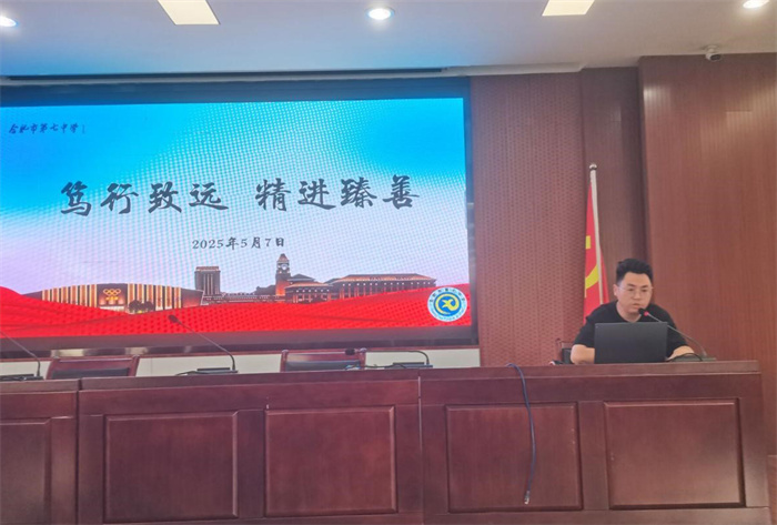 高一年級期中學(xué)情分析會1.jpg 高一年級期中學(xué)情分析會1.jpg