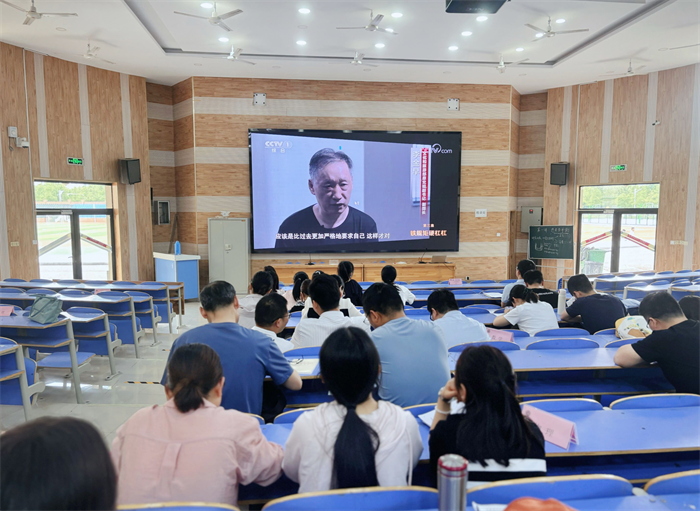 合肥七中第二黨支部召開(kāi)全體黨員大會(huì)(圖1) 合肥七中第二黨支部召開(kāi)全體黨員大會(huì)(圖1)