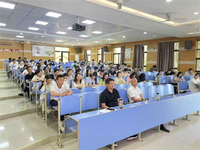 高三年級(jí)召開階段性學(xué)情分析會(huì)暨期末工作會(huì)1.jpg 高三年級(jí)召開階段性學(xué)情分析會(huì)暨期末工作會(huì)1.jpg