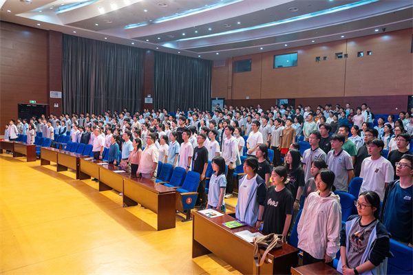 合肥七中舉行第47期團(tuán)校結(jié)業(yè)暨新團(tuán)員入團(tuán)儀式(圖3) 合肥七中舉行第47期團(tuán)校結(jié)業(yè)暨新團(tuán)員入團(tuán)儀式(圖3)