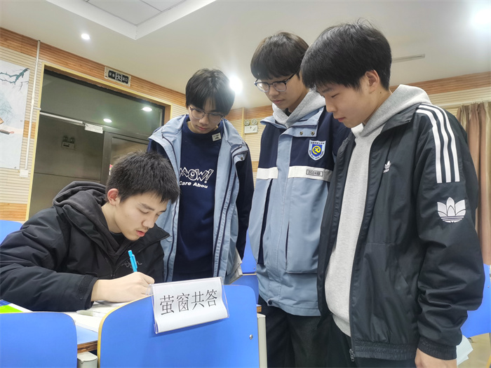 合肥七中 “螢窗共答” 點(diǎn)亮成長(zhǎng)之路(圖2) 合肥七中 “螢窗共答” 點(diǎn)亮成長(zhǎng)之路(圖2)