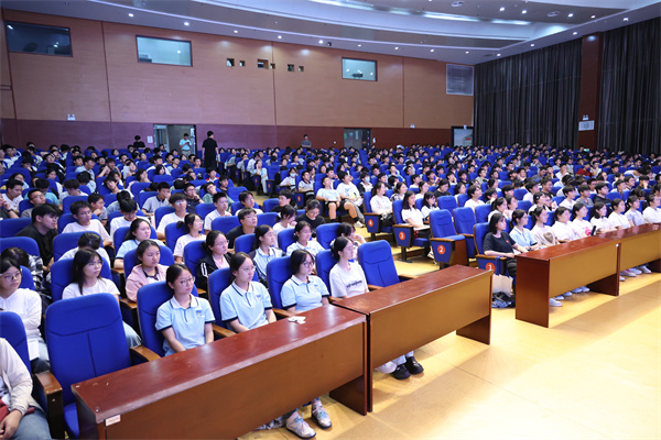 合肥七中舉辦網(wǎng)絡安全法律專題講座(圖3) 合肥七中舉辦網(wǎng)絡安全法律專題講座(圖3)