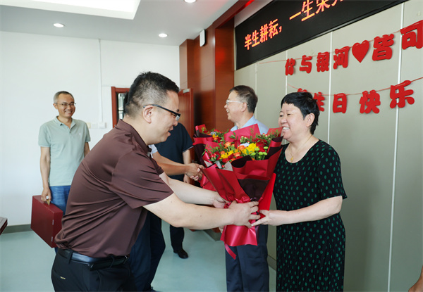 合肥七中舉行“芳華謝幕，情滿(mǎn)杏壇”榮休教師座談會(huì)(圖3)