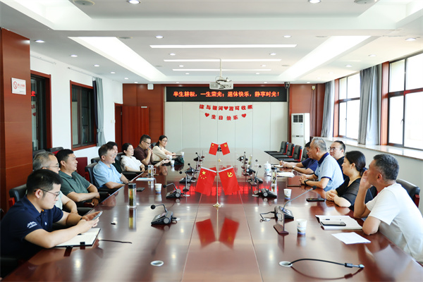 合肥七中舉行“芳華謝幕，情滿(mǎn)杏壇”榮休教師座談會(huì)(圖1)