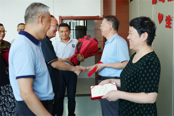 合肥七中舉行“芳華謝幕，情滿(mǎn)杏壇”榮休教師座談會(huì)(圖2)