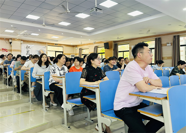 合肥七中高一年級召開全體教師會暨期末考務(wù)會(圖1) 合肥七中高一年級召開全體教師會暨期末考務(wù)會(圖1)