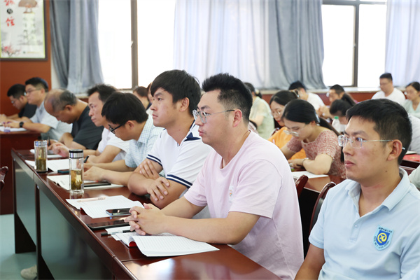 合肥七中召開全體黨員大會暨深入貫徹中央八項規(guī)定精神學習教育講座(圖2) 合肥七中召開全體黨員大會暨深入貫徹中央八項規(guī)定精神學習教育講座(圖2)