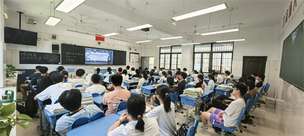 學(xué)生觀看校園電視臺(tái).jpg 學(xué)生觀看校園電視臺(tái).jpg