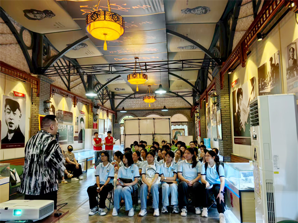 合肥七中高一(10)班赴雷鋒館開展暑期社會實(shí)踐活動(圖2) 合肥七中高一(10)班赴雷鋒館開展暑期社會實(shí)踐活動(圖2)