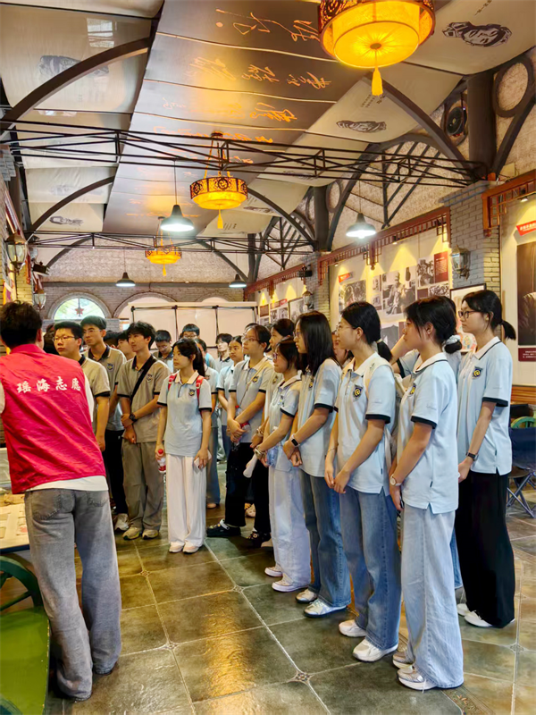 合肥七中高一(10)班赴雷鋒館開展暑期社會實(shí)踐活動(圖3) 合肥七中高一(10)班赴雷鋒館開展暑期社會實(shí)踐活動(圖3)