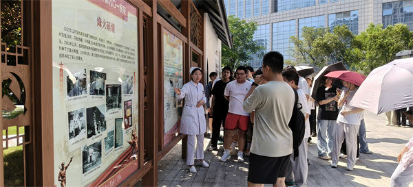 合肥七中高一(12)班:在901醫(yī)院上了堂“滾燙”的生命課(圖4) 合肥七中高一(12)班:在901醫(yī)院上了堂“滾燙”的生命課(圖4)