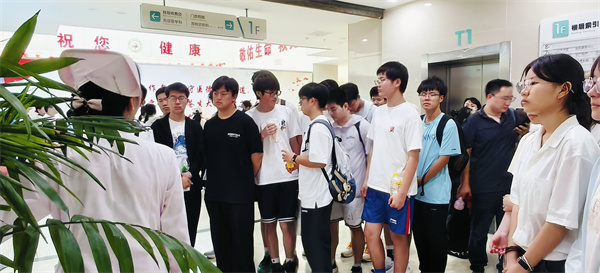 合肥七中高一(12)班:在901醫(yī)院上了堂“滾燙”的生命課(圖2) 合肥七中高一(12)班:在901醫(yī)院上了堂“滾燙”的生命課(圖2)