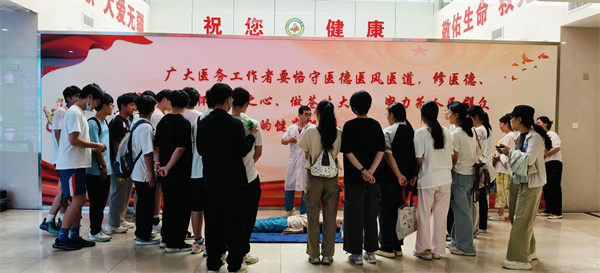 合肥七中高一(12)班:在901醫(yī)院上了堂“滾燙”的生命課(圖3) 合肥七中高一(12)班:在901醫(yī)院上了堂“滾燙”的生命課(圖3)