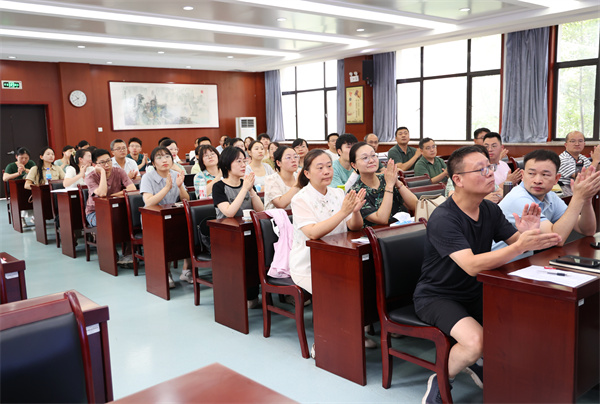 合肥七中舉行新學(xué)期教學(xué)教研工作會(huì)(圖4) 合肥七中舉行新學(xué)期教學(xué)教研工作會(huì)(圖4)
