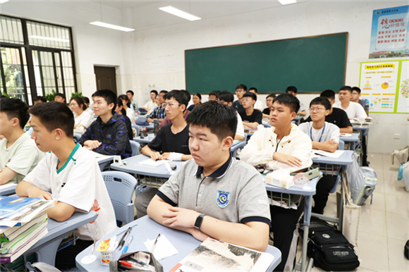 見證巍峨中華:合肥七中師生集中觀看紀(jì)念抗戰(zhàn)勝利80周年閱兵儀式(圖3) 見證巍峨中華:合肥七中師生集中觀看紀(jì)念抗戰(zhàn)勝利80周年閱兵儀式(圖3)