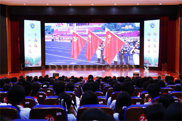 見證巍峨中華:合肥七中師生集中觀看紀(jì)念抗戰(zhàn)勝利80周年閱兵儀式(圖1) 見證巍峨中華:合肥七中師生集中觀看紀(jì)念抗戰(zhàn)勝利80周年閱兵儀式(圖1)