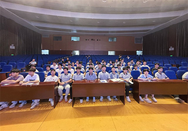 強軍報國志 逐夢向藍天——2026年空軍招飛宣講會走進合肥七中(圖2)