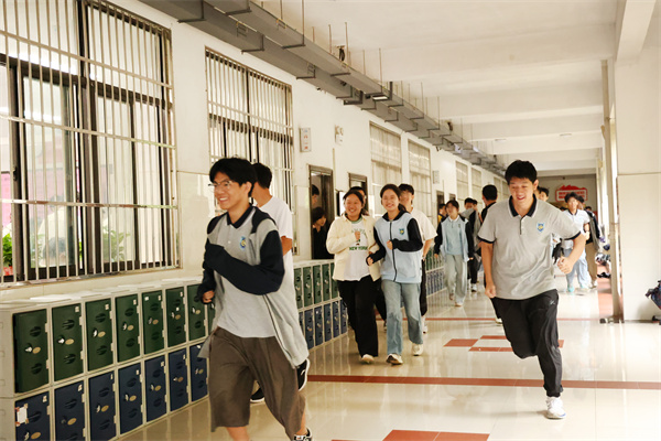 合肥七中順利開展2025年“9·18”應(yīng)急疏散演練(圖2) 合肥七中順利開展2025年“9·18”應(yīng)急疏散演練(圖2)