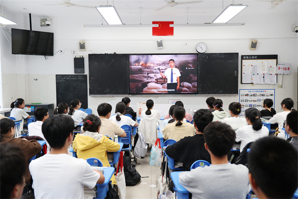 合肥七中“王慶平班”成功舉辦“學(xué)習(xí)王慶平烈士精神”主題班會(huì)(圖3) 合肥七中“王慶平班”成功舉辦“學(xué)習(xí)王慶平烈士精神”主題班會(huì)(圖3)