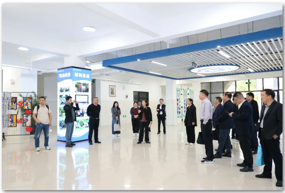 隨州市教育代表團(tuán)蒞臨合肥七中考察交流(圖2) 隨州市教育代表團(tuán)蒞臨合肥七中考察交流(圖2)