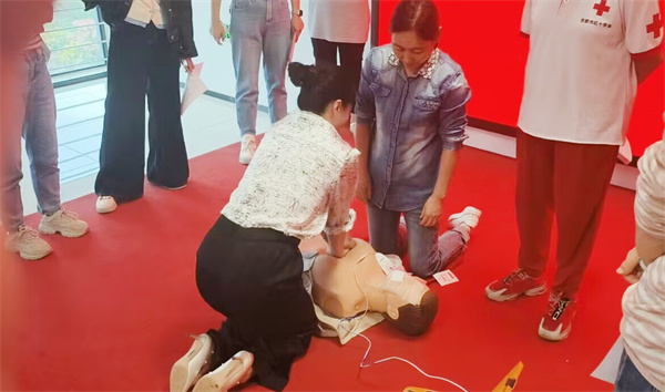 以“技”護(hù)校 守護(hù)平安——合肥七中組織新入職人員開展急救培訓(xùn)(圖3) 以“技”護(hù)校 守護(hù)平安——合肥七中組織新入職人員開展急救培訓(xùn)(圖3)
