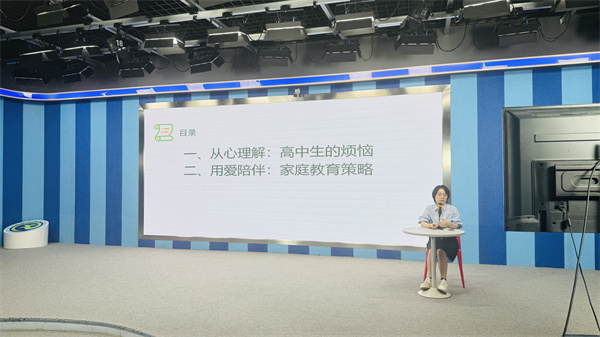 謝新秀老師發(fā)言.jpg 謝新秀老師發(fā)言.jpg