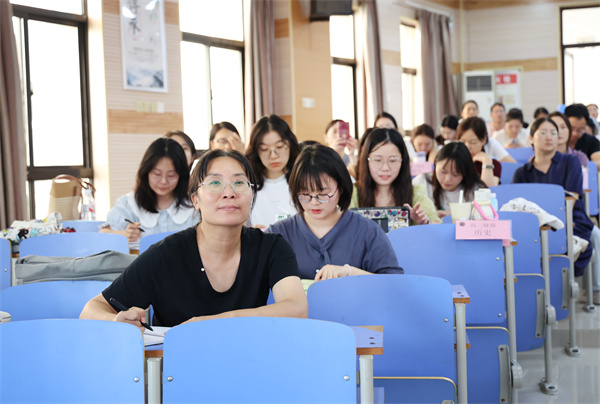 英語(yǔ)學(xué)科：探索教學(xué)新路徑，碰撞思維新火花(圖1)