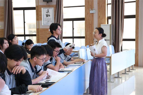 陳芃芃老師.jpg 陳芃芃老師.jpg