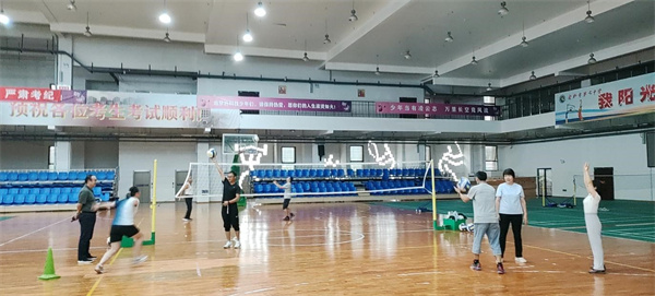 合肥七中認真?zhèn)鋺?zhàn)市文教系統(tǒng)職工氣排球比賽(圖1)