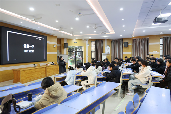 “爆破壓力，貼走煩惱！”這堂班會(huì)課，讓學(xué)生輕裝前行(圖2)